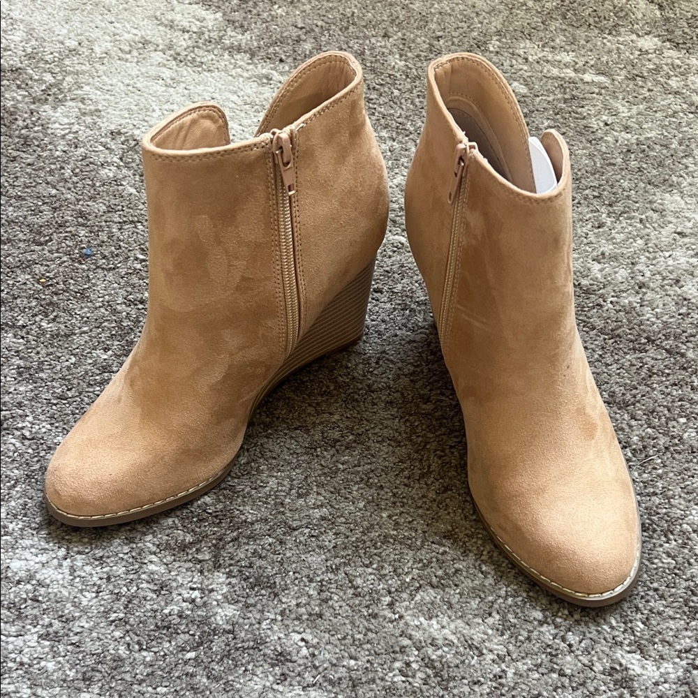 NIB - Ladies size 7 ankle boots